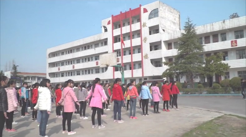 张集中学积极开展大课间活动营造师生锻炼氛围_batch.mp4_20180406_130724.122_看图王.jpg