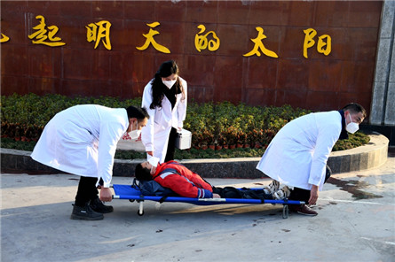 圖六：模擬救護受傷學生.JPG