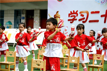 2.2幼兒園器械操表演精彩瞬間.jpg