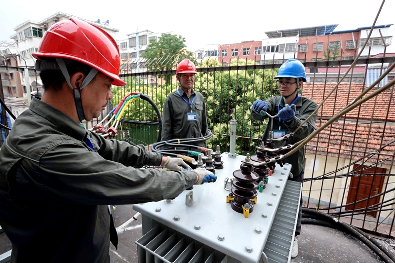 圖三：縣供電公司緊急增容護航高考.jpg