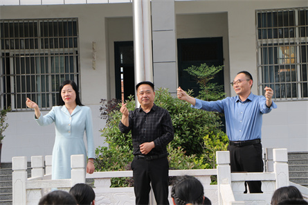 潢川一小“一心向陽 潤心前行”感恩勵(lì)志報(bào)告會(huì)4.JPG