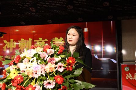 6.家長代表余思利發言.JPG