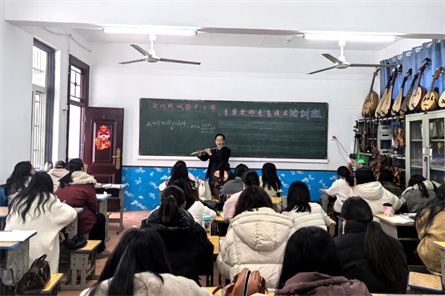 图一：潢川县举行城区中小学音乐教师培训交流活动.jpg